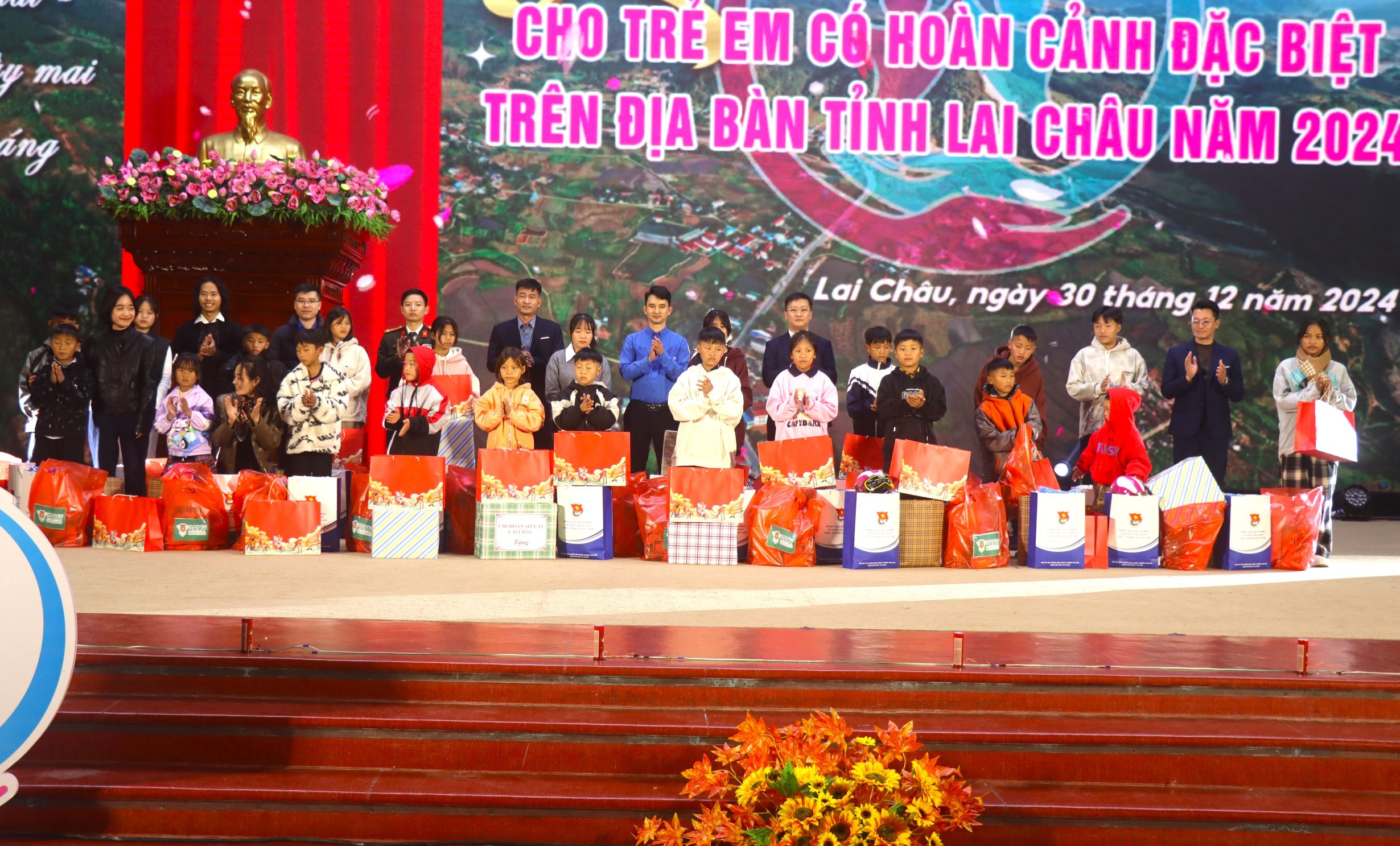Các trái tim hồng tặng quà cho các trái tim xanh.
