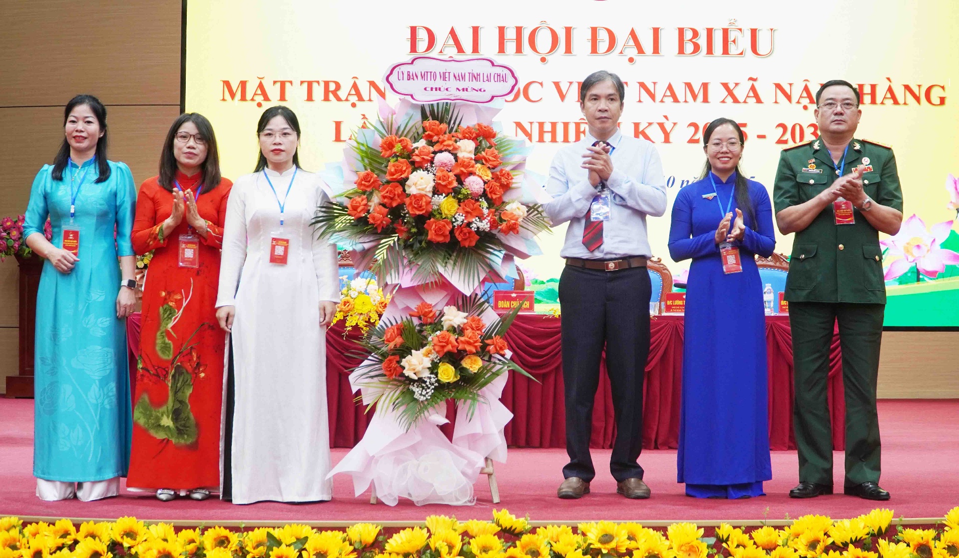 Đồng chí Hoàng Kiều Anh – Phó chủ tịch Thường trực Uỷ ban MTTQ Việt Nam tỉnh tặng hoa chúc mừng đại hội.