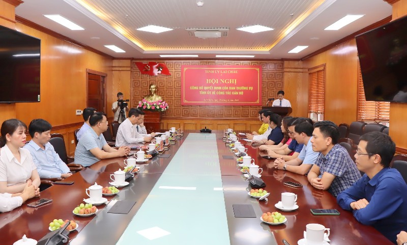 Thi đua lập thành tích chào mừng kỷ niệm 95 năm ngày truyền thống Văn phòng cấp ủy (18/10/1930-18/10/2025)