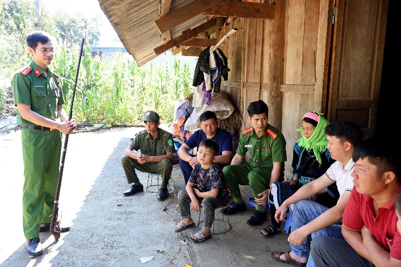 Công an phường Đoàn Kết tuyên truyền, vận động thu hồi vũ khí, vật liệu nổ