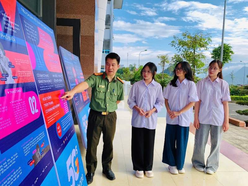 Tuyên truyền chiến dịch "Không một mình" - "Cùng nhau an toàn trực tuyến"