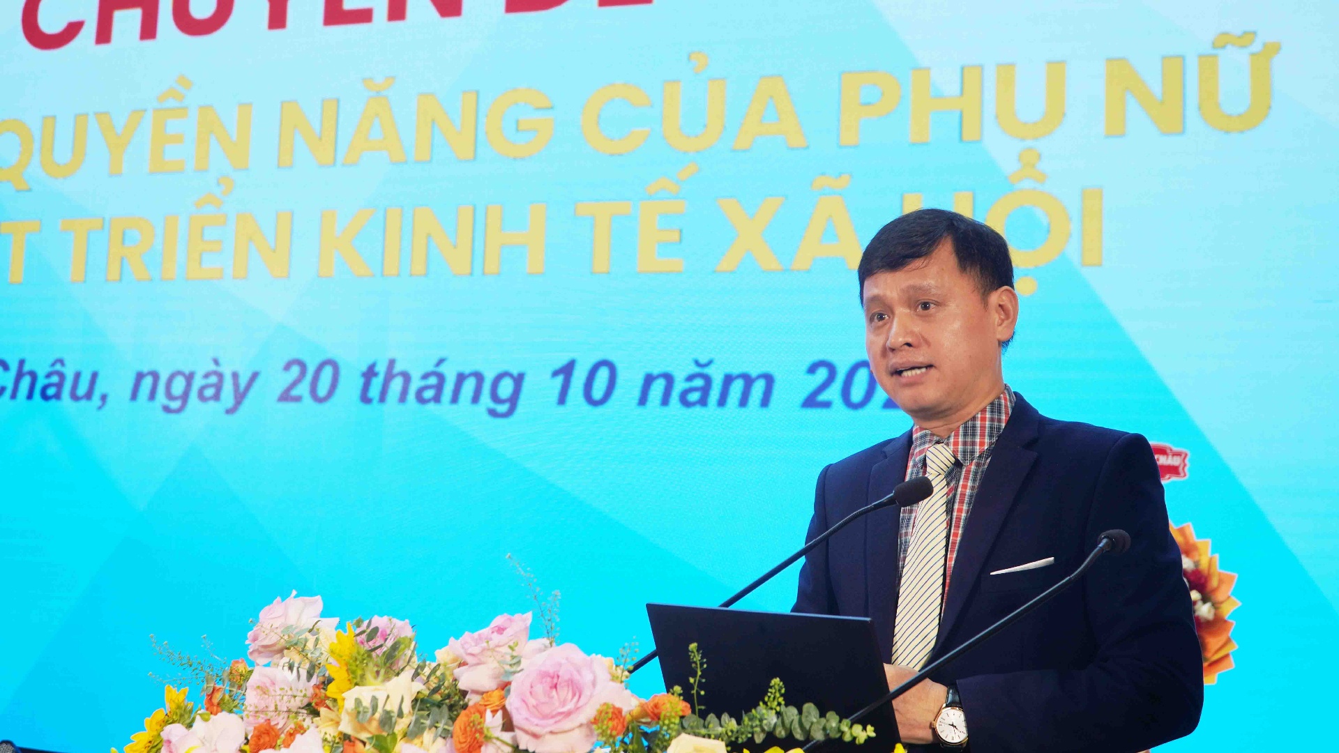 Tiến sĩ Lê Văn Sơn - Giám đốc Trung tâm Nghiên cứu về Giới, Gia đình và Phát triển cộng đồng chia sẻ chuyên đề “Tiếng nói và quyền năng của phụ nữ”.
