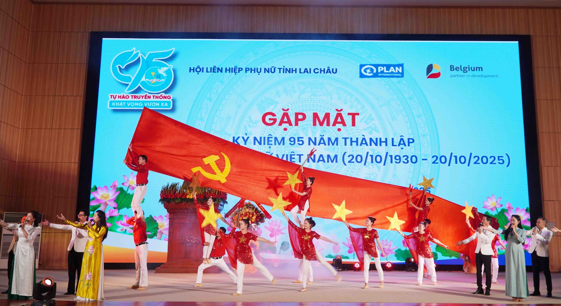 Chương trình văn nghệ chào mừng buổi tọa đàm.