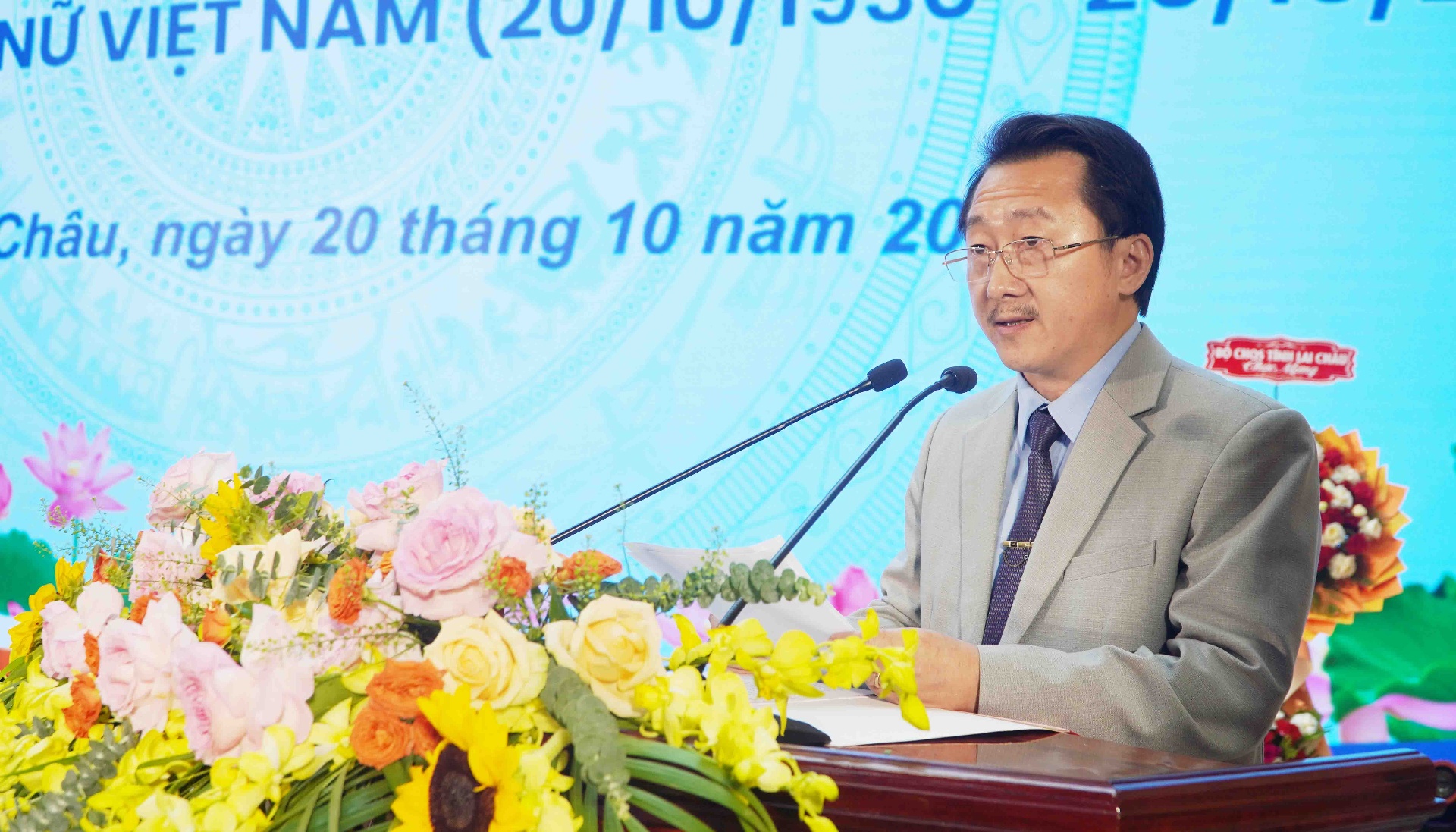 Đồng chí Sùng A Hồ - Phó Bí thư Thường trực Tỉnh ủy, Chủ tịch Ủy ban Mặt trận Tổ quốc Việt Nam tỉnh phát biểu tại buổi tọa đàm.