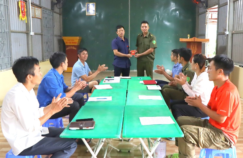 Tạo nguồn kết nạp đảng viên