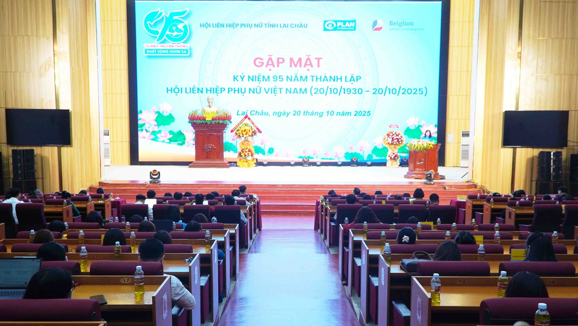 Quang cảnh buổi tọa đàm.
