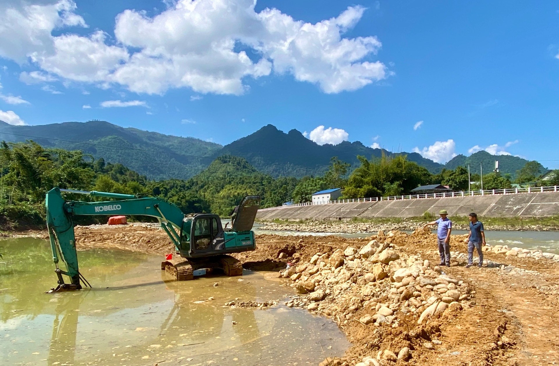 Công ty TNHH Tư vấn Xây dựng Hoàng Liên (huyện Tân Uyên) đang thi công hạng mục bổ sung tuyến kè suối Nậm So (xã Phong Thổ). Công ty TNHH Tư vấn Xây dựng Hoàng Liên (huyện Tân Uyên) đang thi công hạng mục bổ sung tuyến kè suối Nậm So (xã Phong Thổ).