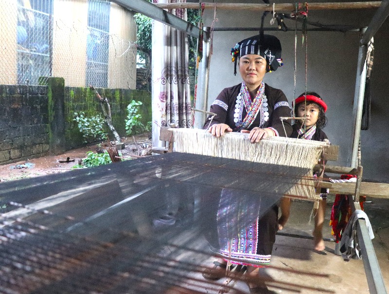 Khởi nghiệp từ may trang phục truyền thống