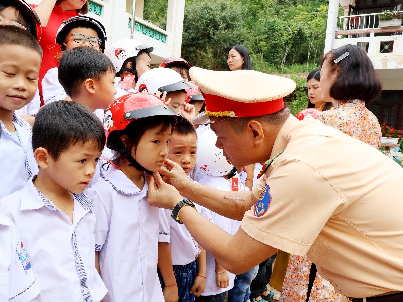 Tuyên truyền an toàn giao thông tại Trường Tiểu học San Thàng