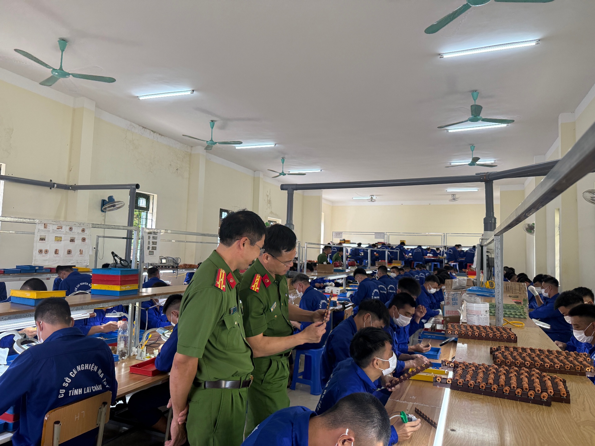 Đoàn công tác kiểm tra khu vực sản xuất của học viên