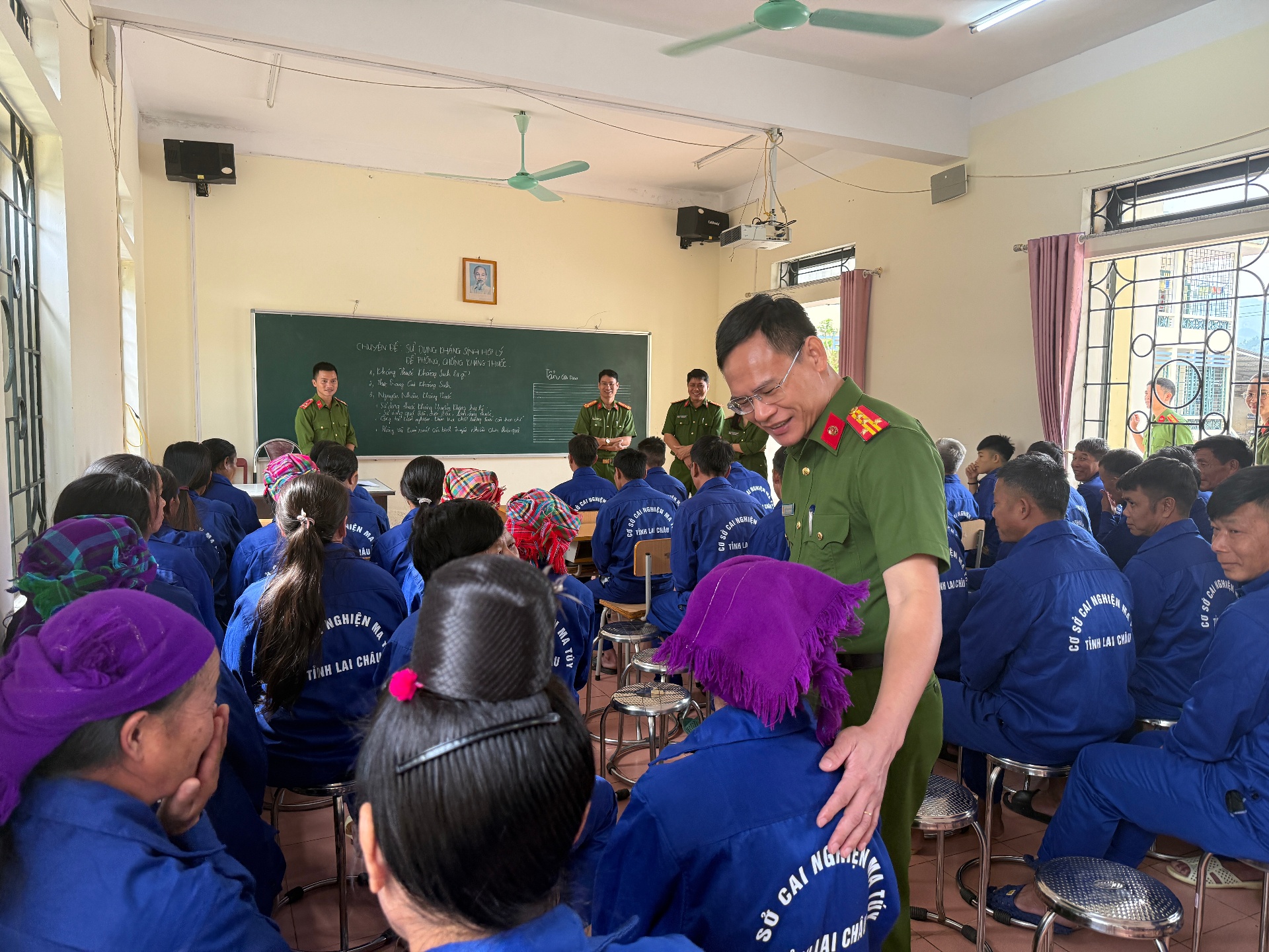 Đại tá Nguyễn Văn Cường – Phó Cục trưởng Cục Cảnh sát điều tra tội phạm về ma tuý (C04 – Bộ Công an) ân cần thăm hỏi học viên tại lớp xoá mù chữ