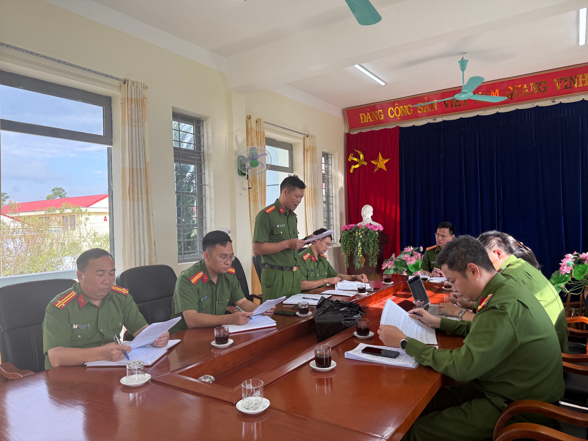 Thiếu tá Bùi Văn Tường – Trưởng cơ sở cai nghiện ma tuý tỉnh Lai Châu báo cáo kết quả công tác cai nghiện với Đoàn công tác