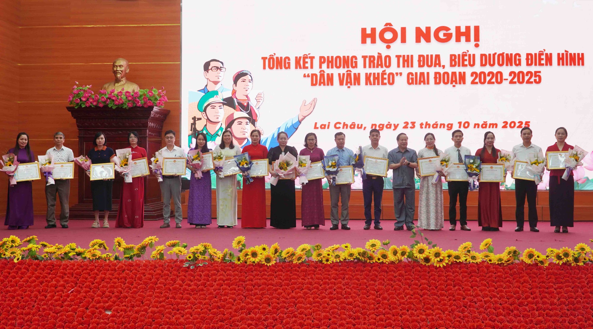 Tặng Bằng khen của Chủ tịch Ủy ban nhân dân tỉnh cho các cá nhân có thành tích xuất sắc trong thực hiện Phong trào thi đua “Dân vận khéo” giai đoạn 2020 – 2025.