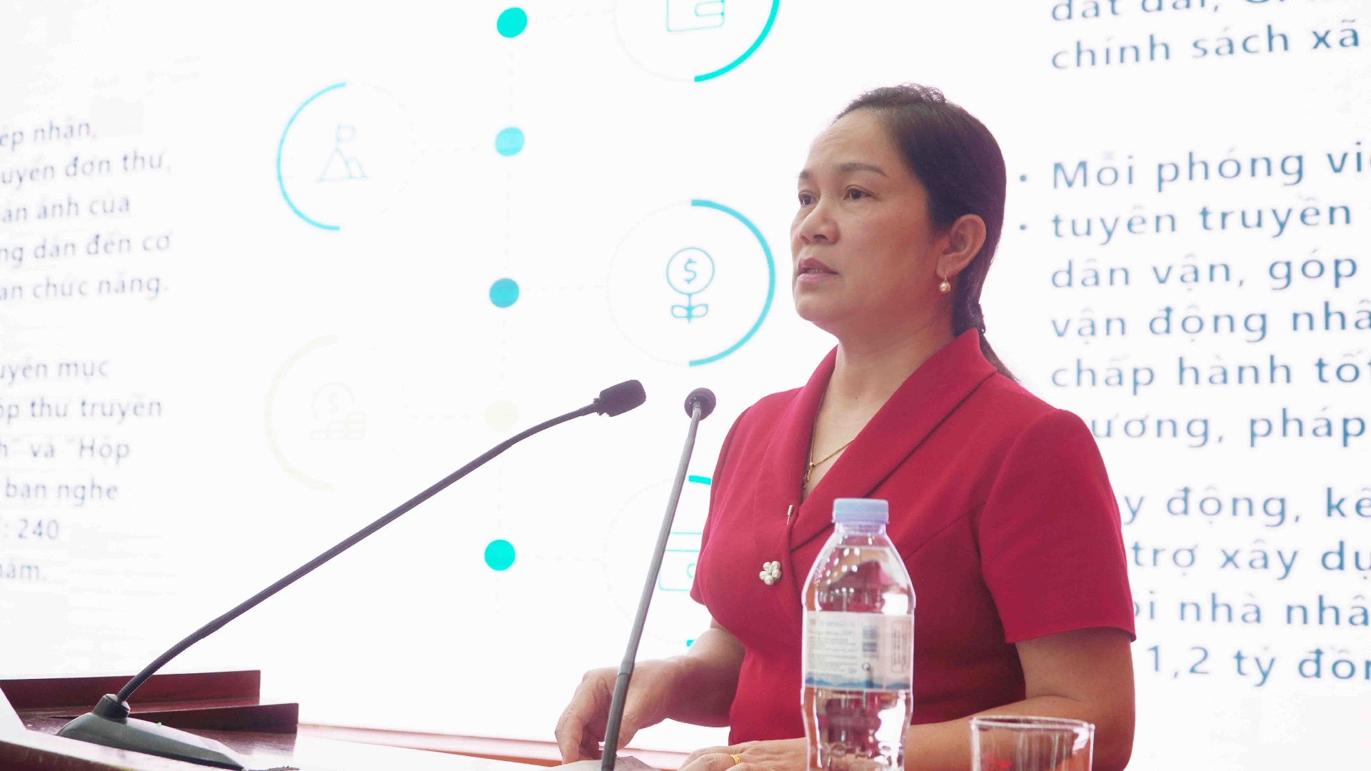 Đồng chí Nguyễn Thị Ngọc Hà – Phó Tổng biên tập Báo và Phát thanh, truyền hình Lai Châu phát biểu tham luận tại hội nghị.