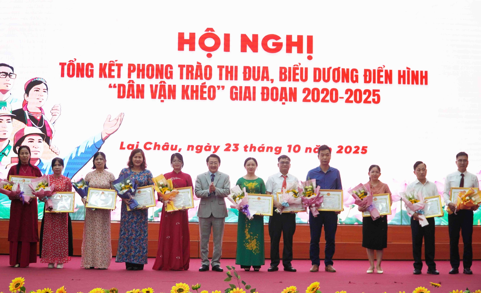 Tặng Bằng khen của Chủ tịch Ủy ban nhân dân tỉnh cho các tập thể có thành tích xuất sắc trong thực hiện Phong trào thi đua “Dân vận khéo” giai đoạn 2020 – 2025.