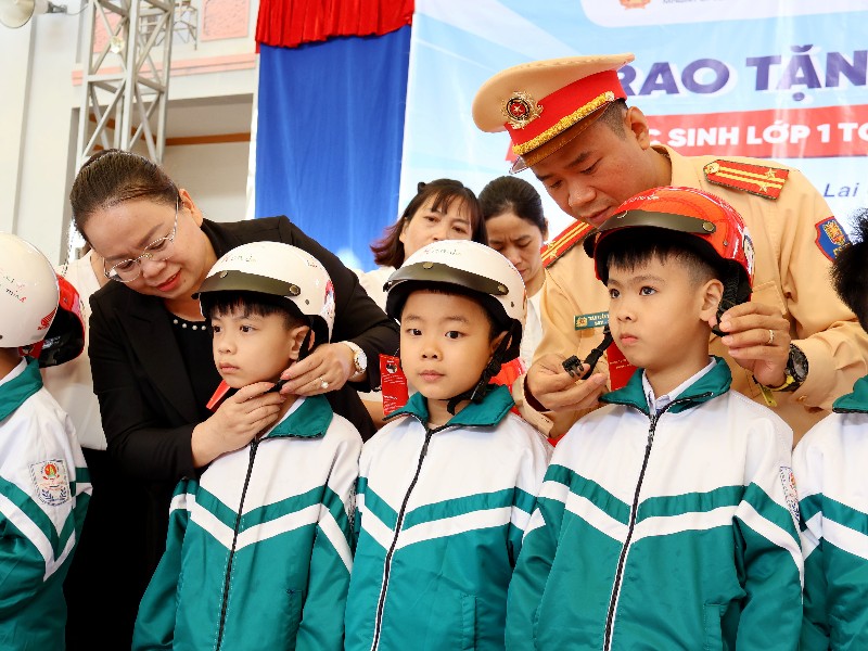 Gần 800 cán bộ, giáo viên, học sinh được tuyên truyền về an toàn giao thông