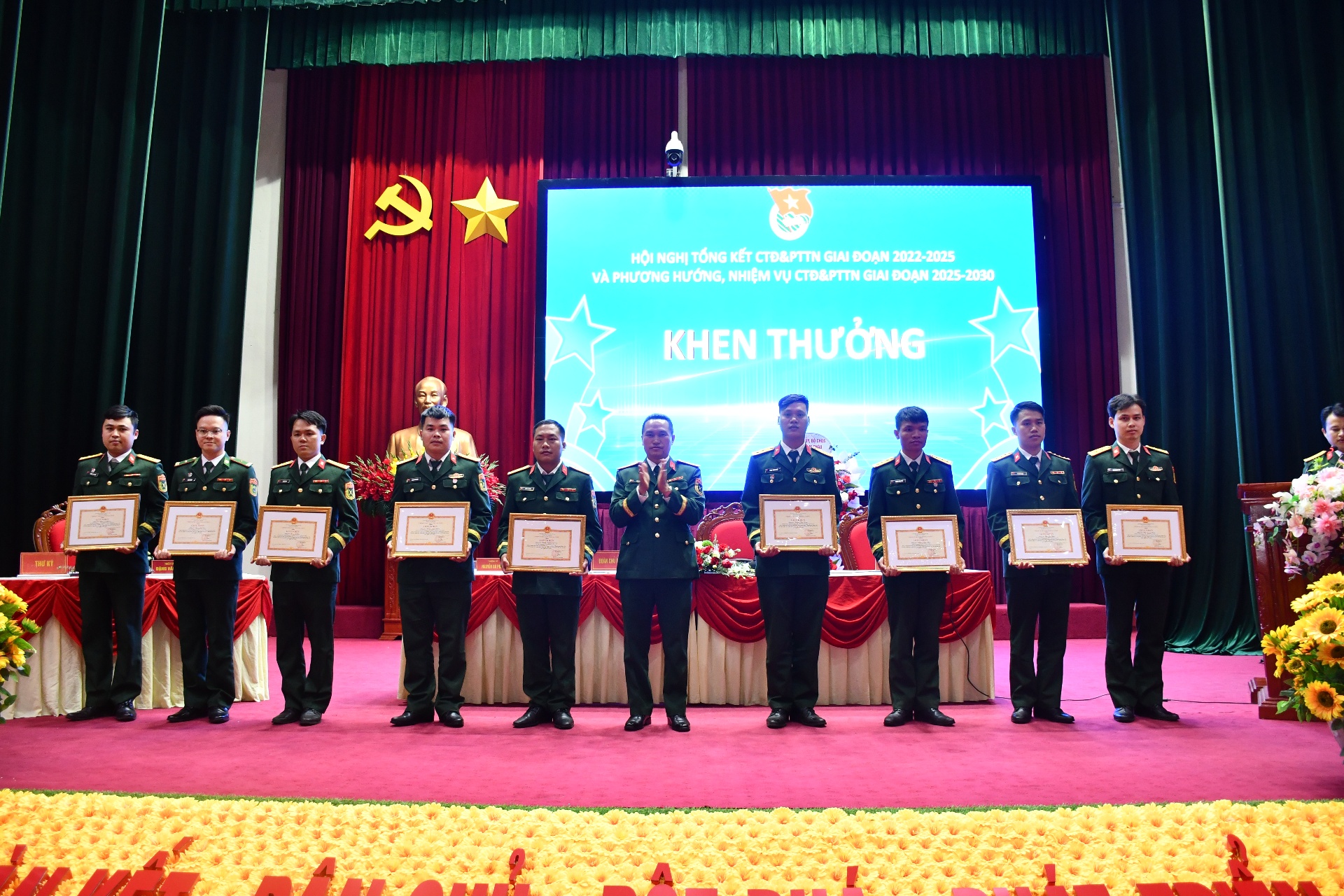 Khen thưởng các tập thể, cá nhân có thành tích xuất sắc trong thực hiện phong trào “Thanh niên quân đội rè đức, luyện tài; Xung kích, sáng tạo, xứng danh Bộ đội cụ Hồ thời kỳ mới” giai đoạn 2022 – 2025.