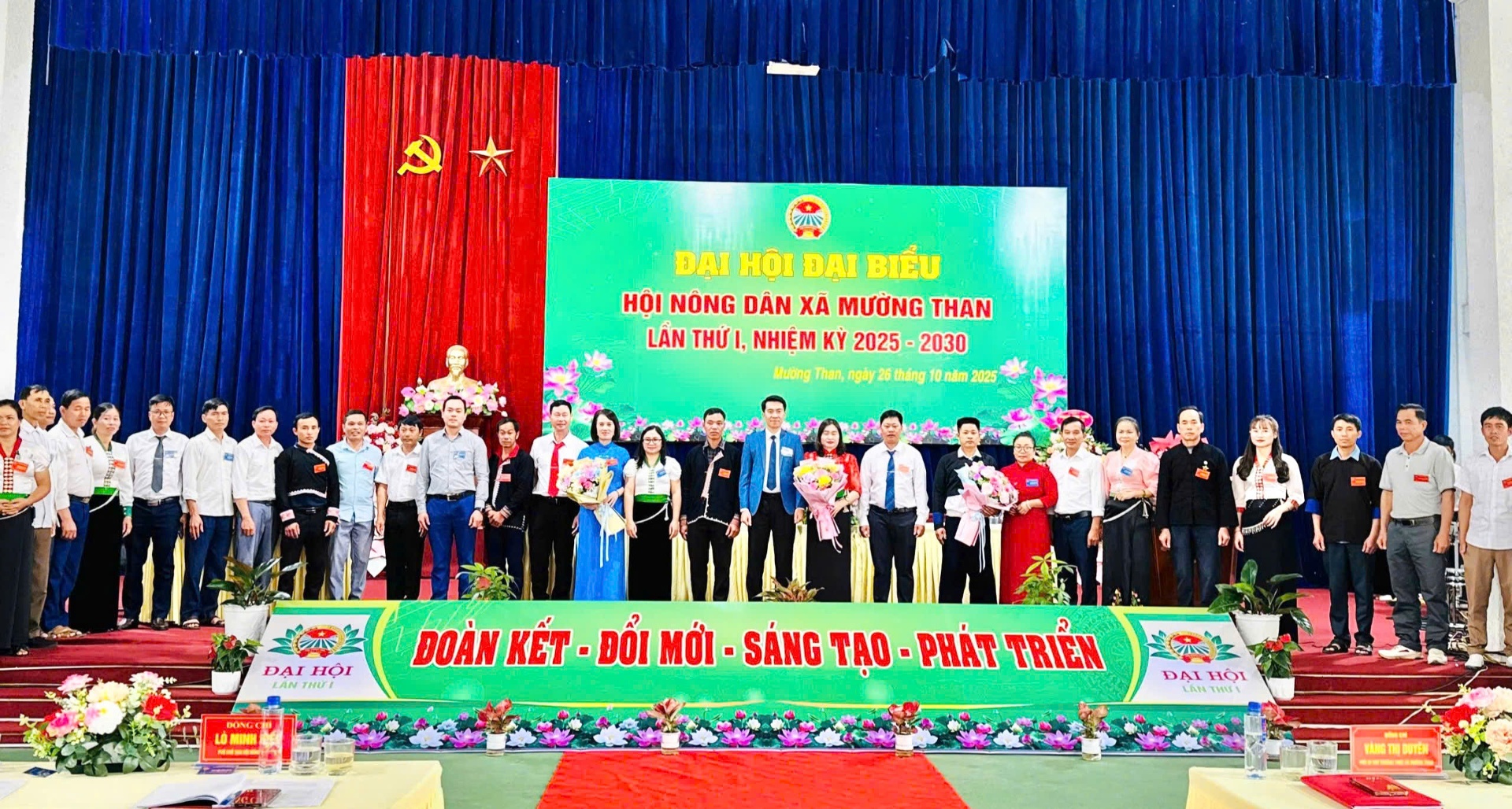 Đồng chí Lò Minh Hiếu - Phó Chủ tịch Hội Nông dân tỉnh tặng hoa chúc mừng Ban Chấp hành khóa mới ra mắt.  Đồng chí Lò Minh Hiếu - Phó Chủ tịch Hội Nông dân tỉnh tặng hoa chúc mừng Ban Chấp hành khóa mới ra mắt.