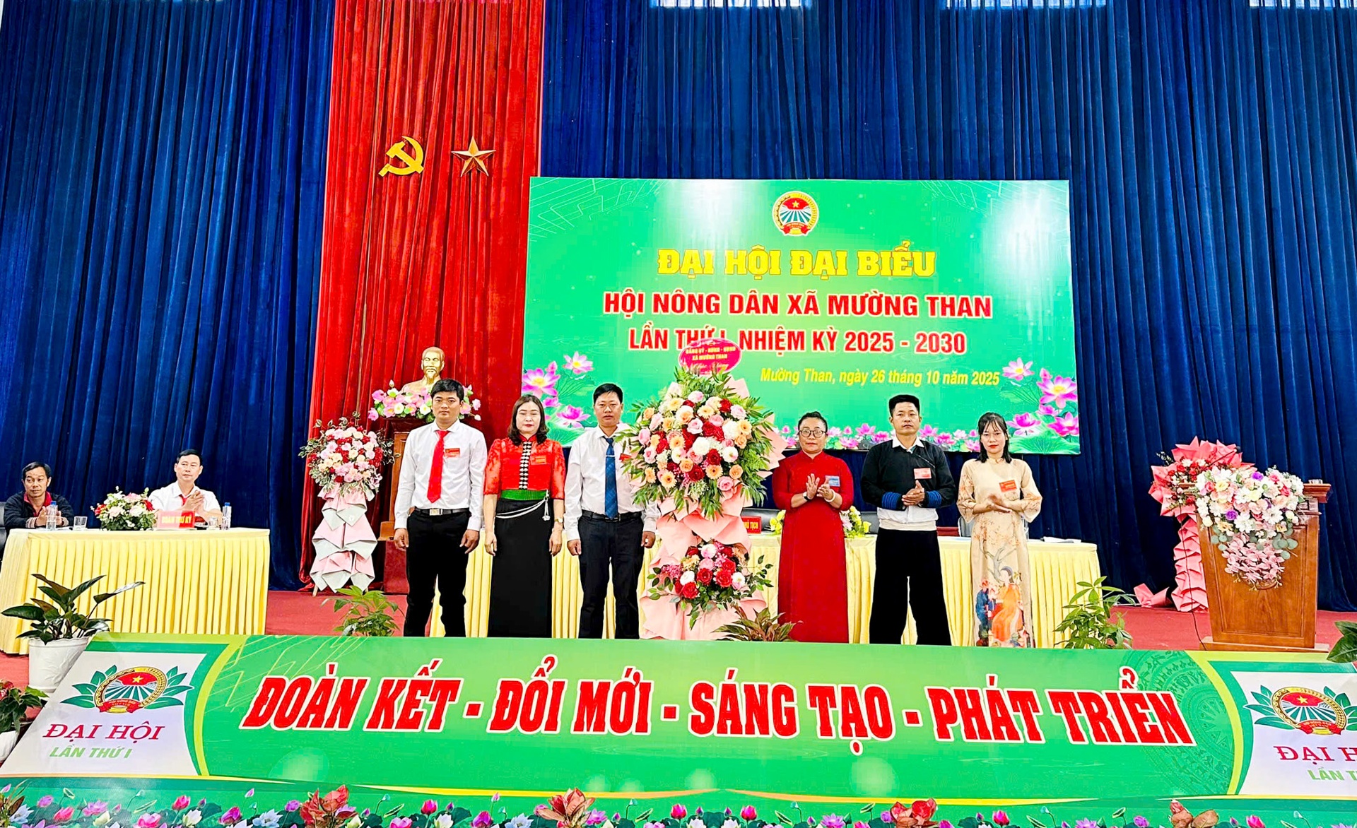 Đồng chí Vàng Thị Duyên - Phó Bí thư Thường trực Đảng ủy xã Mường Than tặng hoa chúc mừng đại hội. Đồng chí Vàng Thị Duyên - Phó Bí thư Thường trực Đảng ủy xã Mường Than tặng hoa chúc mừng đại hội.