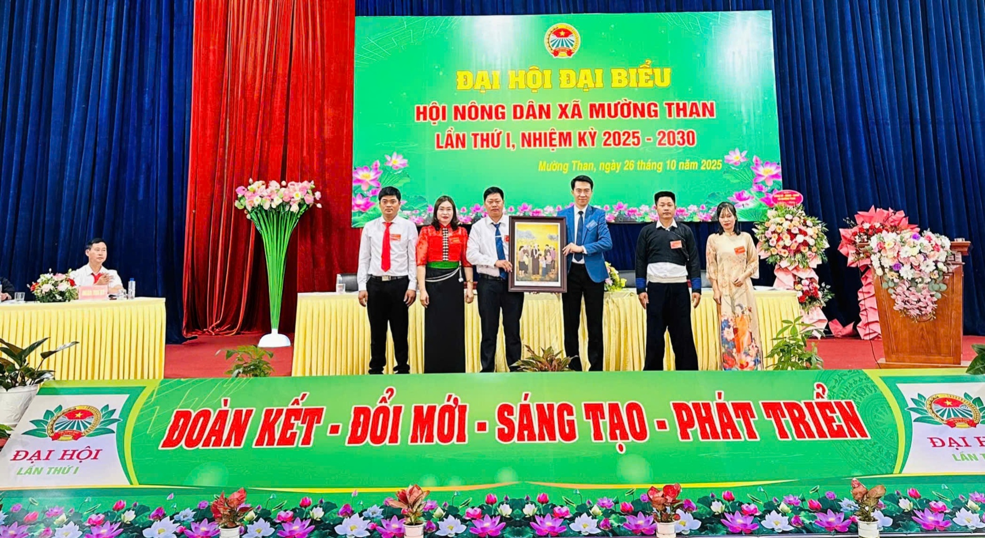 Đồng chí Lò Minh Hiếu - Phó Chủ tịch Hội Nông dân tỉnh tặng bức tranh chúc mừng đại hội. Đồng chí Lò Minh Hiếu - Phó Chủ tịch Hội Nông dân tỉnh tặng bức tranh chúc mừng đại hội.