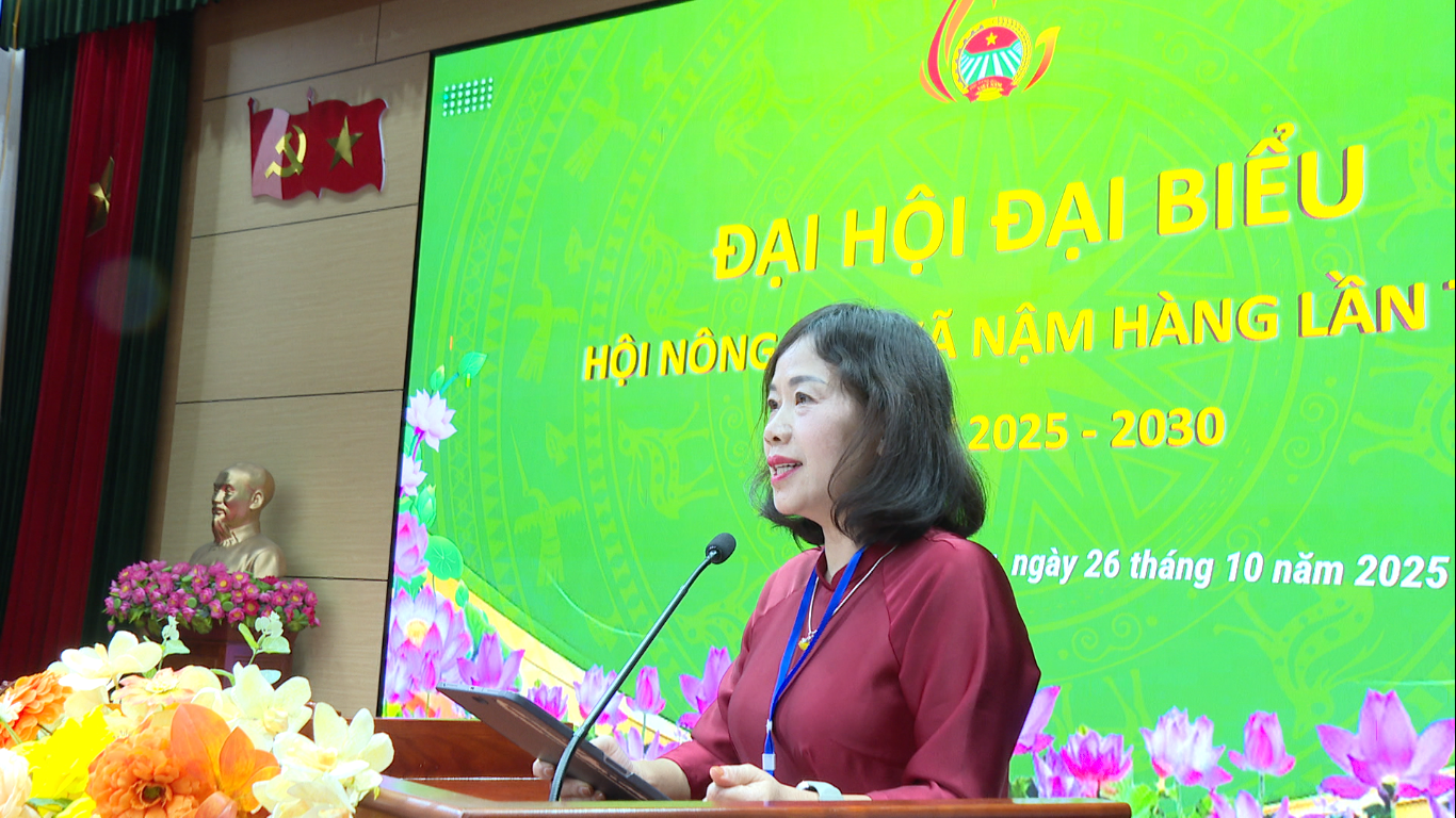 Đồng chí Giàng Thị Hoa - Phó Chủ tịch Hội Nông dân tỉnh phát biểu chỉ đạ tại đại hội. Đồng chí Giàng Thị Hoa - Phó Chủ tịch Hội Nông dân tỉnh phát biểu chỉ đạ tại đại hội.