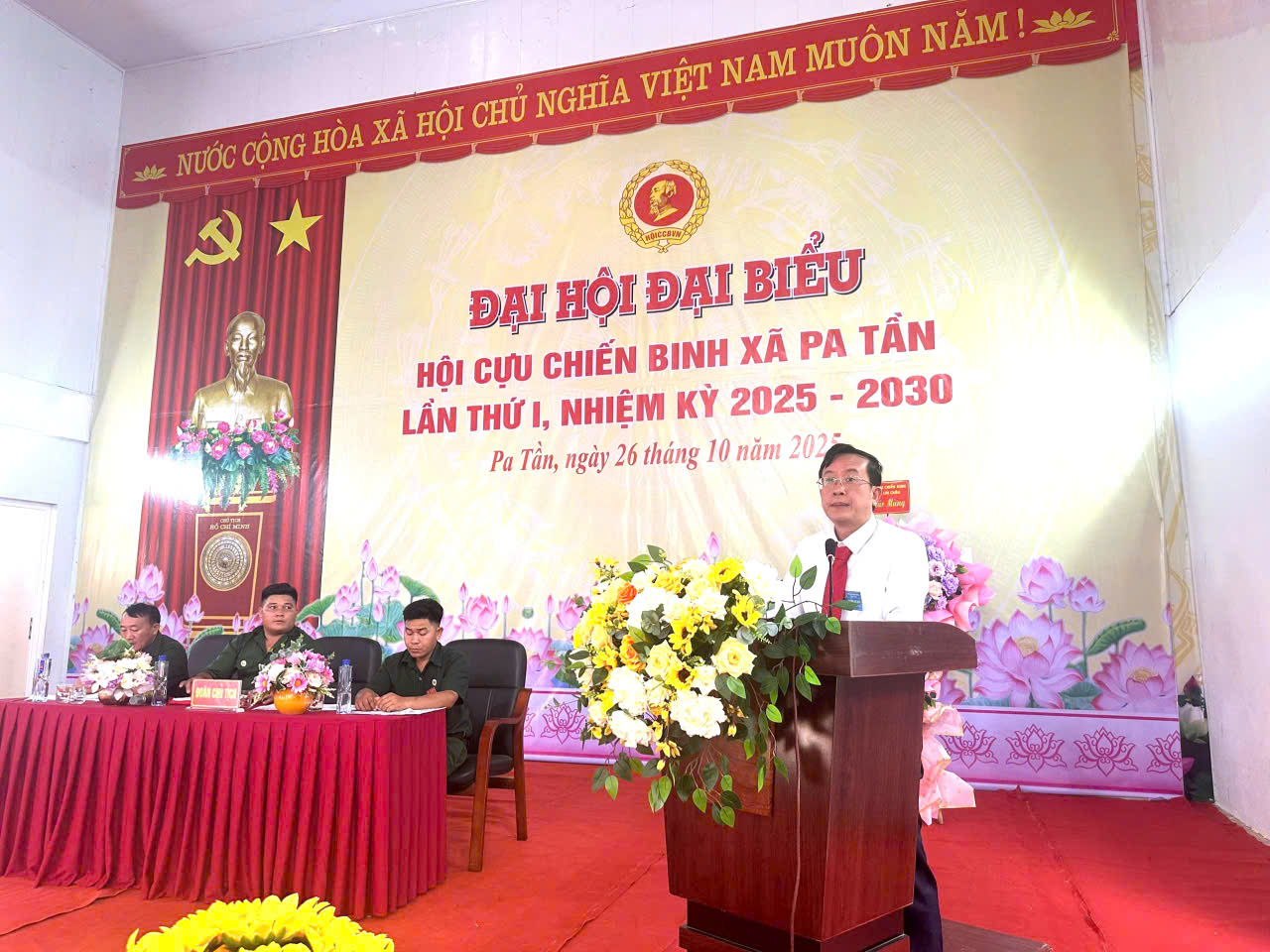 Đồng chí Lù Văn Quân, Ủy viên Ban Chấp hành Tỉnh ủy, Bí thư Đảng ủy,  Chủ tịch HĐND xã phát biểu chỉ đạo Đại hội. Đồng chí Lù Văn Quân, Ủy viên Ban Chấp hành Tỉnh ủy, Bí thư Đảng ủy,  Chủ tịch HĐND xã phát biểu chỉ đạo Đại hội.