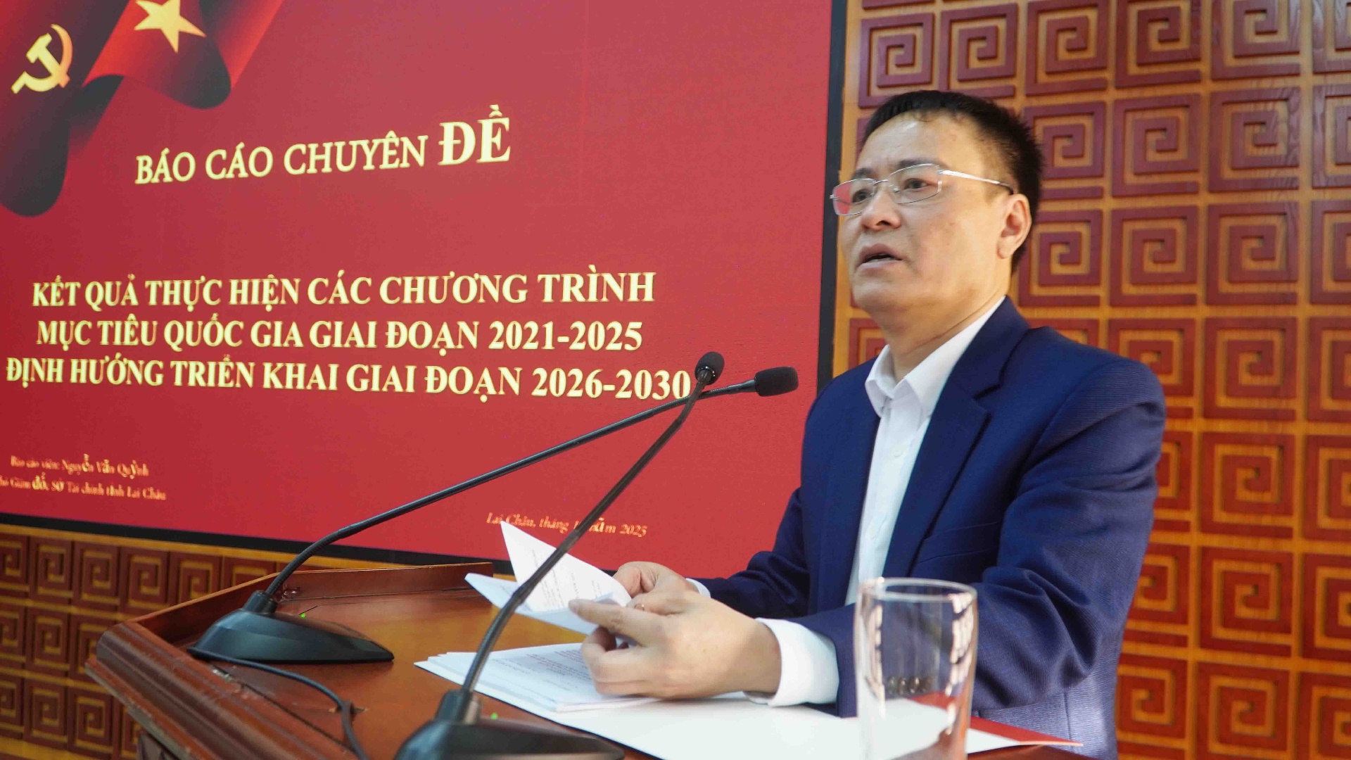 Đồng chí Nguyễn Văn Quỳnh – Phó giám đốc Sở Tài chính báo cáo chuyên đề kết quả thực hiện các Chương trình mục tiêu quốc gia giai đoạn 2021-2025 trên địa bàn tỉnh, một số định hướng giai đoạn 2026-2030 tại hội nghị.