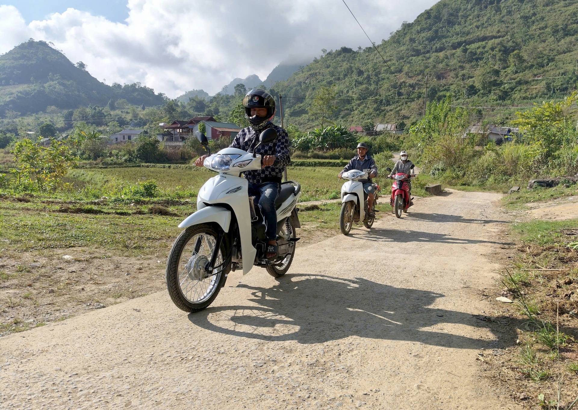 Nhiều tuyến đường giao thông nội bản trên địa bàn tỉnh được xây dựng khang trang, sạch đẹp đáp ứng nhu cầu đi lại của nhân dân. 