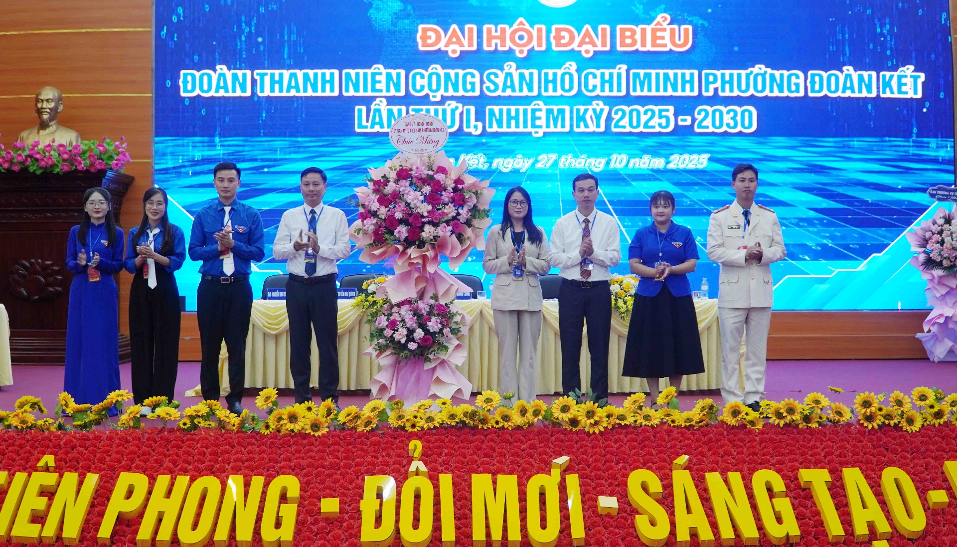 Đồng chí Trần Đình Tiến - Phó Bí thư Thường trực Đảng ủy phường Đoàn Kết tặng hoa chúc mừng đại hội.
