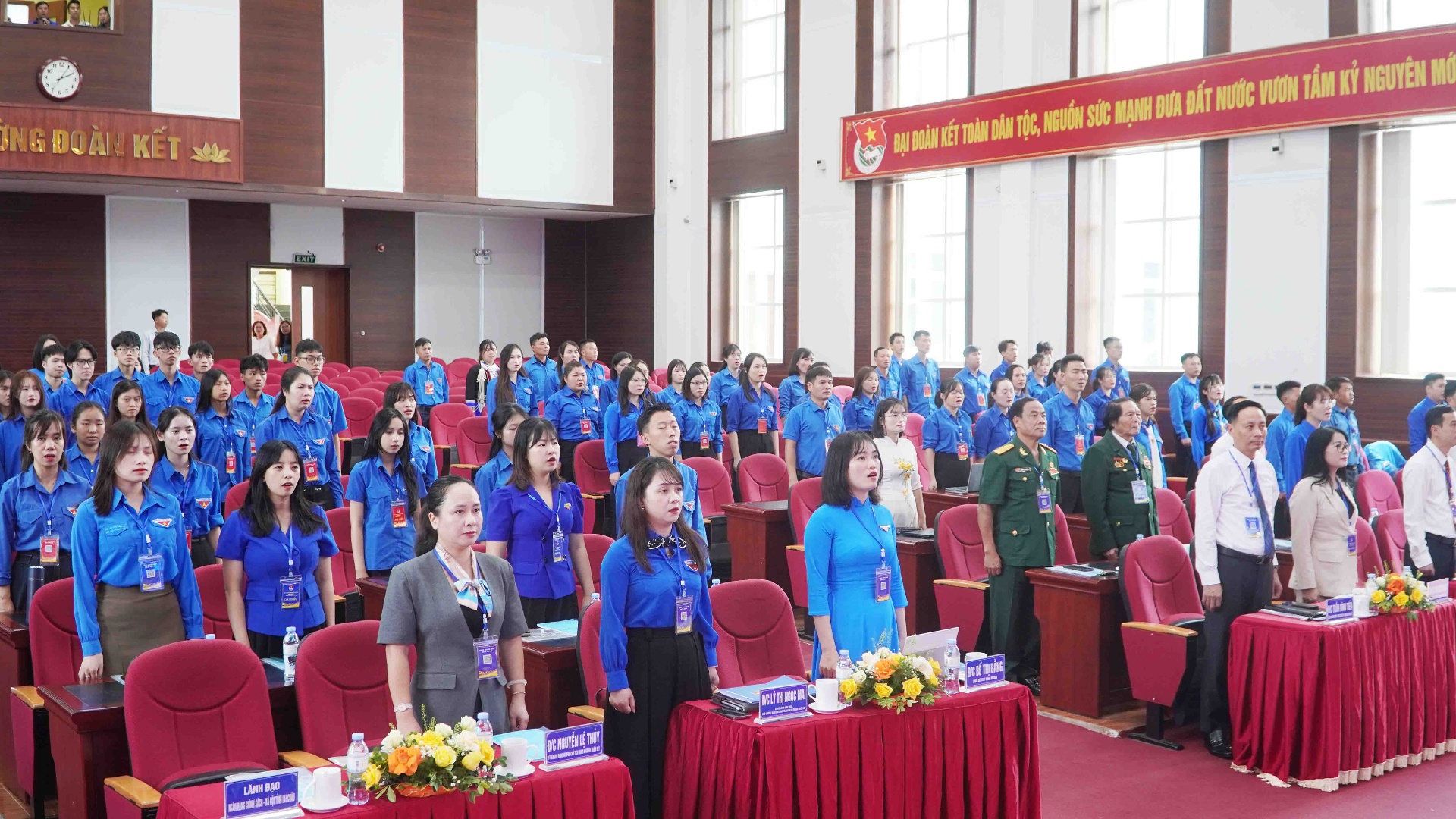 Các đại biểu thực hiện nghi thức chào chờ trước khi bước vào đại hội.