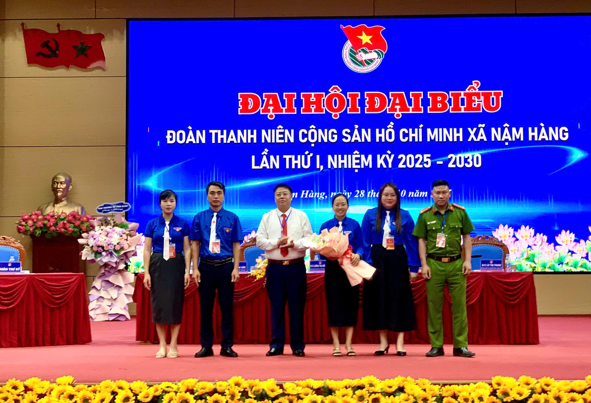 Đồng chí Vàng A Dơ – Phó bí thư Thường trực Đảng ủy xã Nậm Hàng tặng hoa chúc mừng đại hội. Đồng chí Vàng A Dơ – Phó bí thư Thường trực Đảng ủy xã Nậm Hàng tặng hoa chúc mừng đại hội.