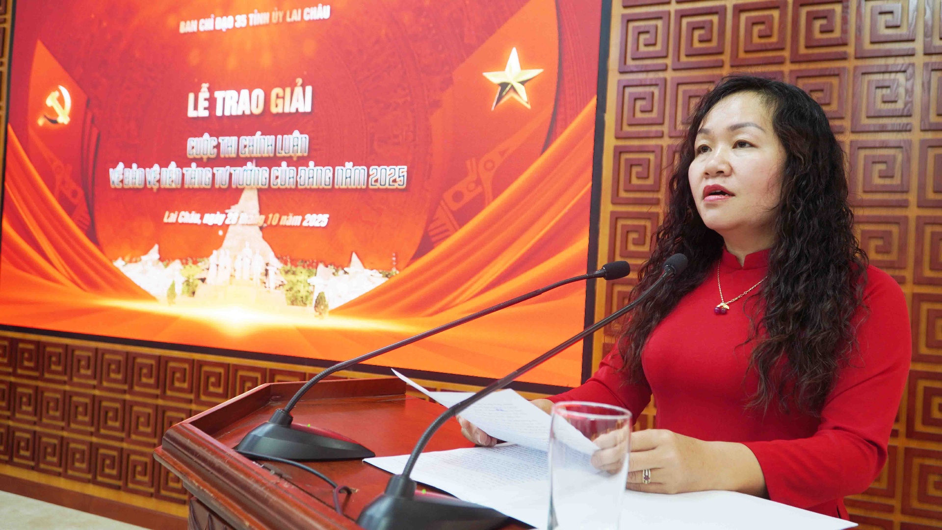 Đại biểu trao đổi kinh nghiệm tham gia cuộc thi tại lễ trao giải.