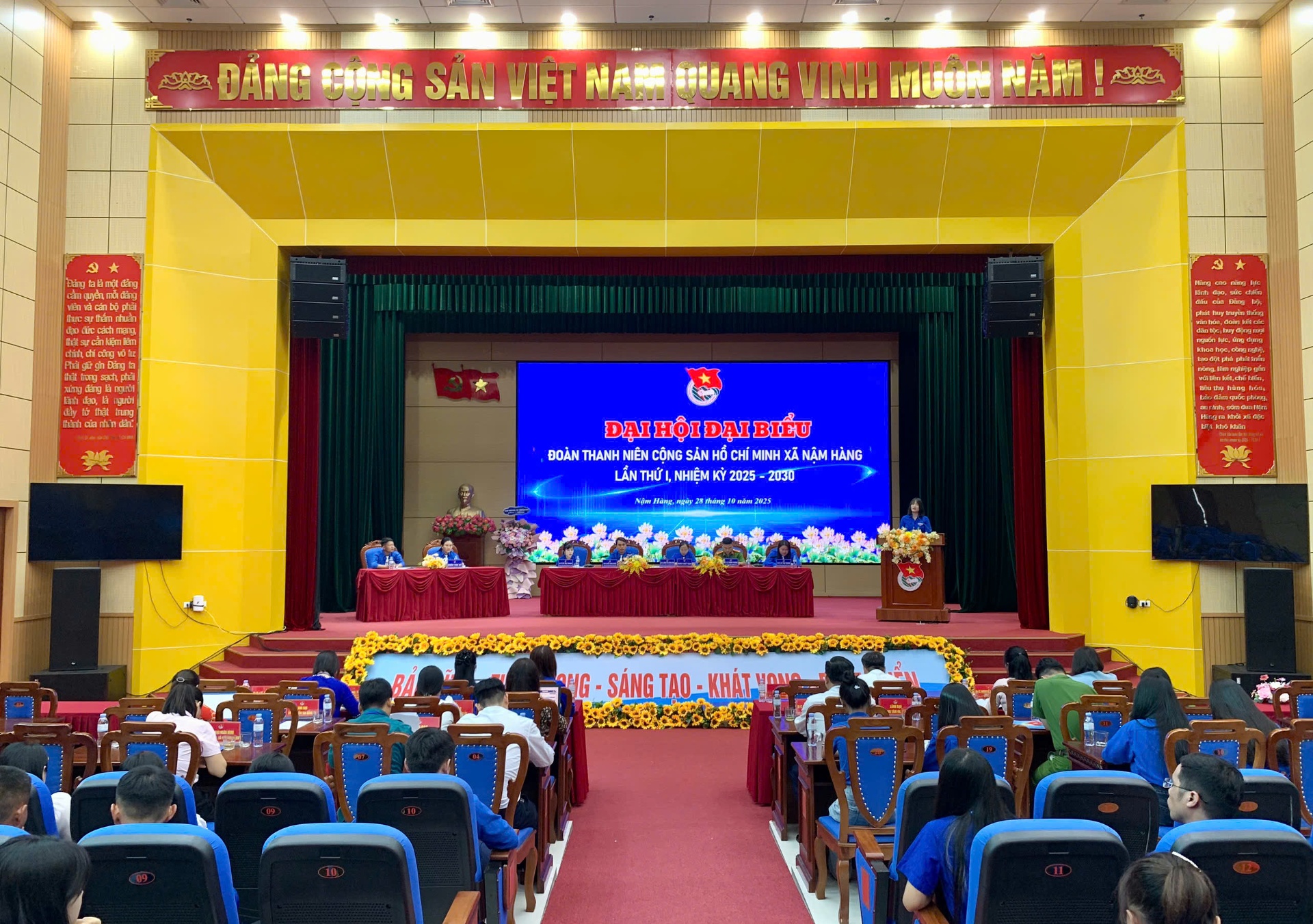 Quang cảnh đại hội. Quang cảnh đại hội.