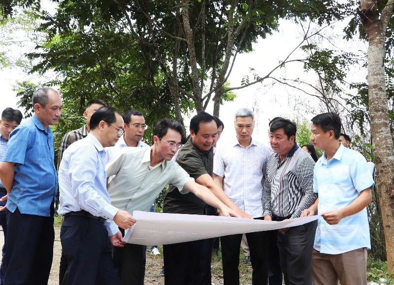 Thứ trưởng Bộ Nông nghiệp và Môi trường Võ Văn Hưng kiểm tra thực tế điểm có nguy cơ sạt lở tại bản Nậm Manh