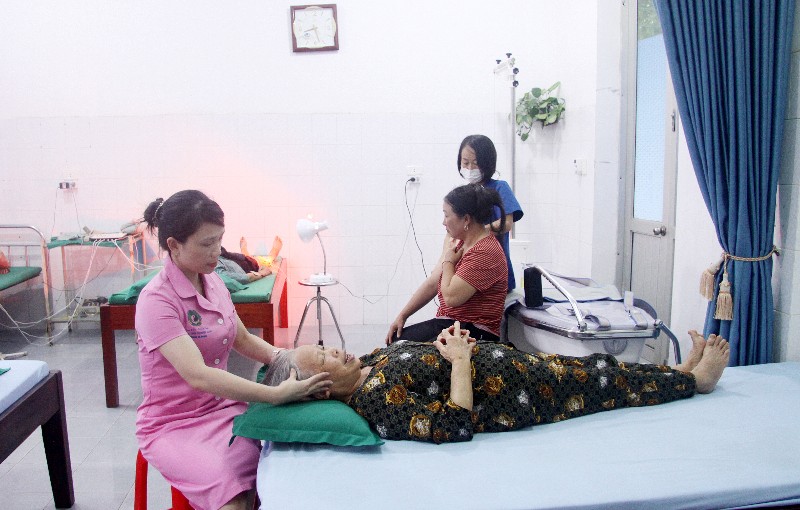 Nữ điều dưỡng tận tụy 