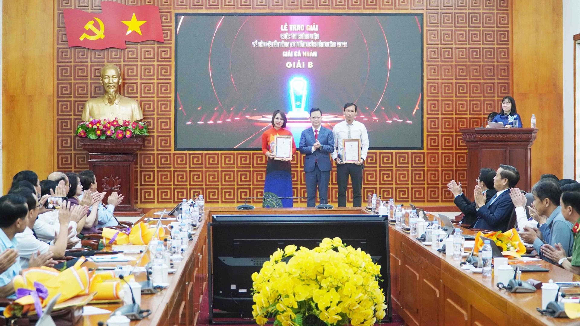 Đồng chí Nguyễn Ngọc Vinh – Uỷ viên Ban Thường vụ, Chủ nhiệm Uỷ ban Kiểm tra Tỉnh ủy trao giải cho các cá nhân đạt giải B.