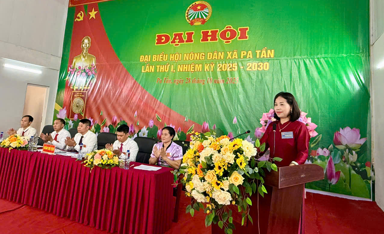 Đồng chí Giàng Thị Hoa - Phó Chủ tịch Hội Nông dân tỉnh phát biểu chỉ đạo tại đại hội. Đồng chí Giàng Thị Hoa - Phó Chủ tịch Hội Nông dân tỉnh phát biểu chỉ đạo tại đại hội.