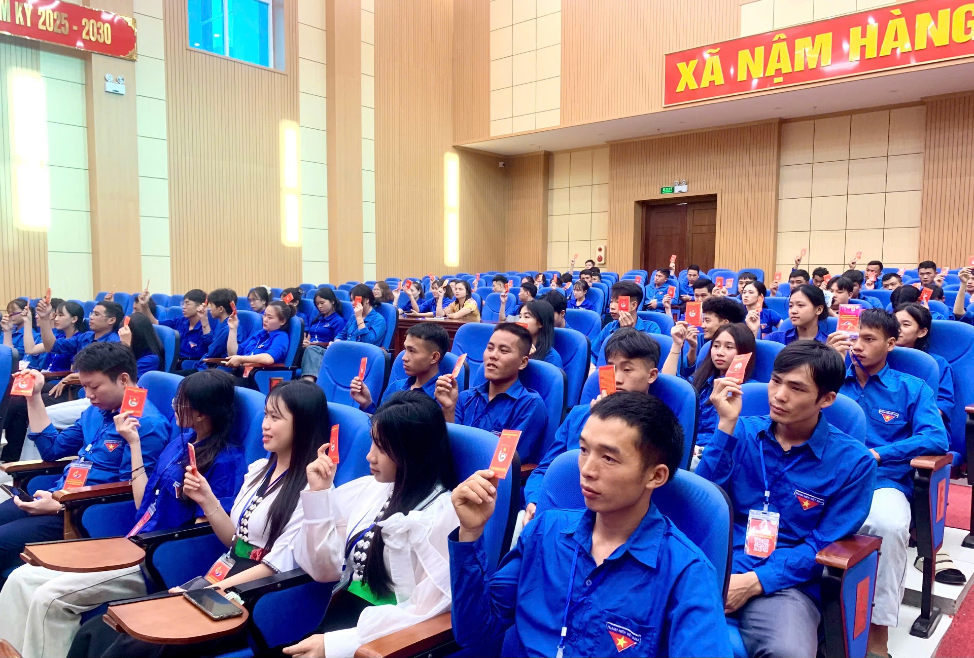 Các đại biểu biểu quyết thông qua các nội dung trình bày tại đại hội. Các đại biểu biểu quyết thông qua các nội dung trình bày tại đại hội.