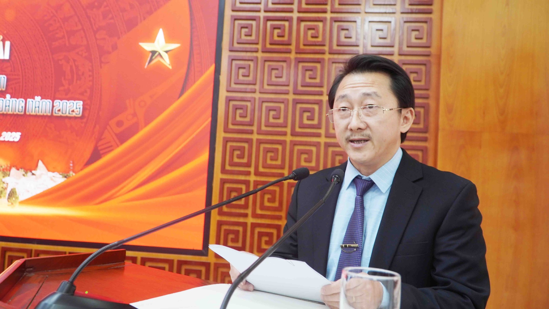 Đồng chí Sùng A Hồ - Phó Bí thư Thường trực Tỉnh ủy, Chủ tịch Uỷ ban Mặt trận Tổ quốc Việt Nam tỉnh phát biểu chỉ đạo tại lễ trao giải.