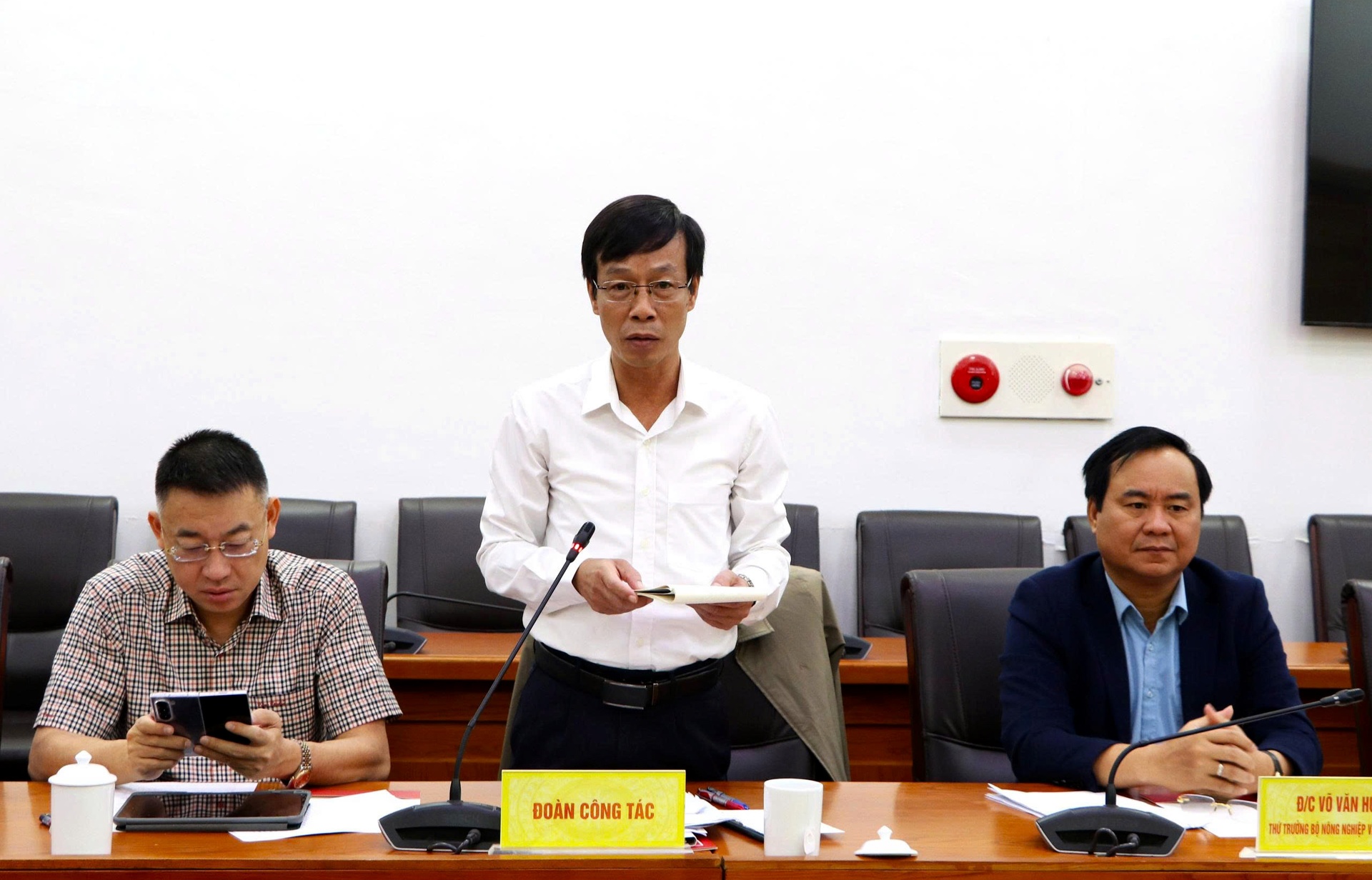 Thành viên của Đoàn công tác Bộ Nông nghiệp và Môi trường phát biểu ý kiến tại buổi làm việc.  Thành viên của Đoàn công tác Bộ Nông nghiệp và Môi trường phát biểu ý kiến tại buổi làm việc.