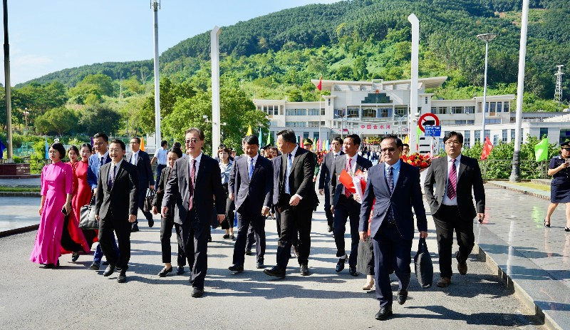 Đoàn Đại biểu tỉnh Vân Nam (Trung Quốc) nhập cảnh vào Việt Nam qua Cửa khẩu Ma Lù Thàng - Kim Thủy Hà