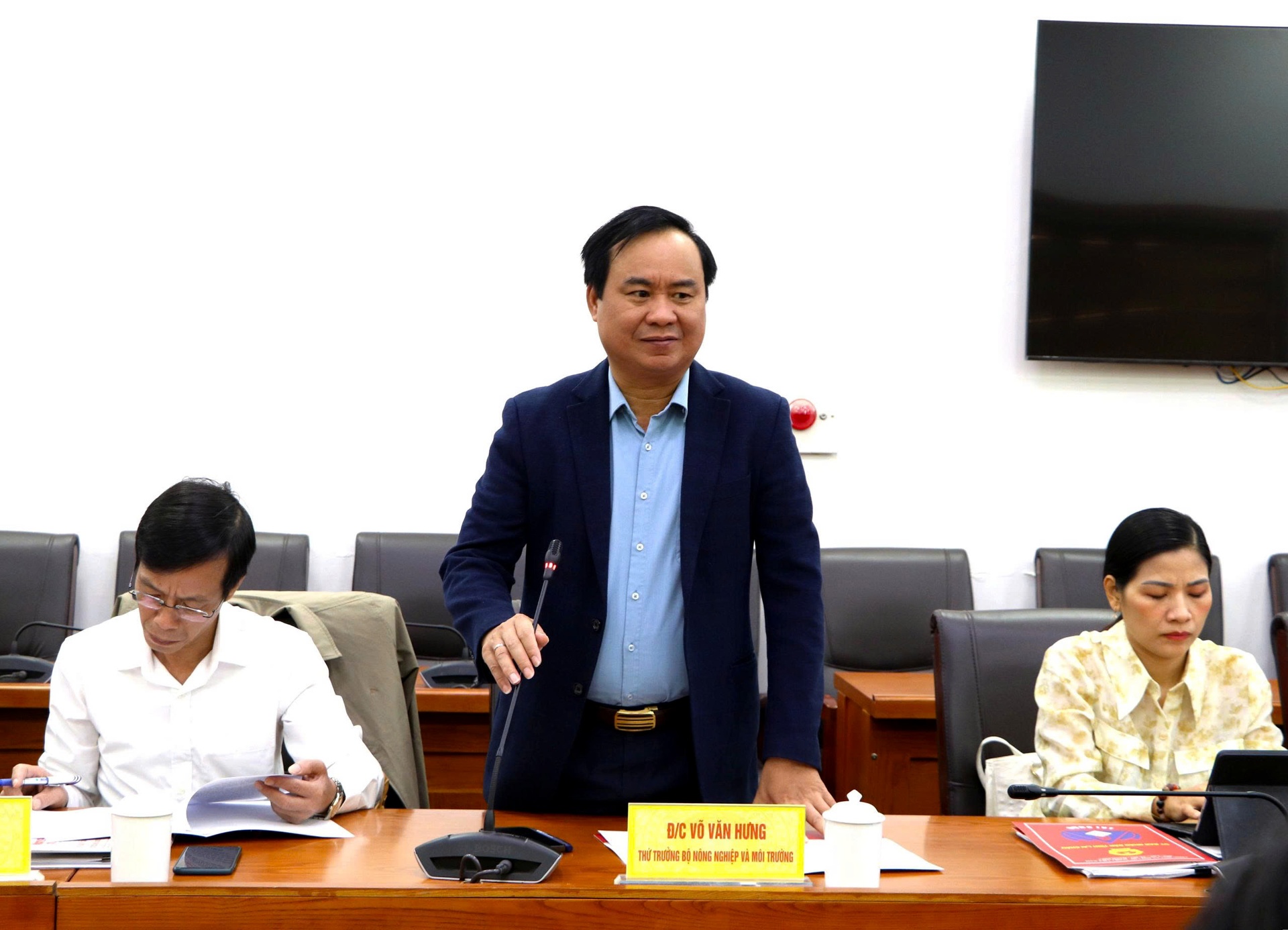 Thứ trưởng Bộ Nông nghiệp và Môi trường Võ Văn Hưng phát biểu kết luận tại buổi làm việc. Thứ trưởng Bộ Nông nghiệp và Môi trường Võ Văn Hưng phát biểu kết luận tại buổi làm việc.