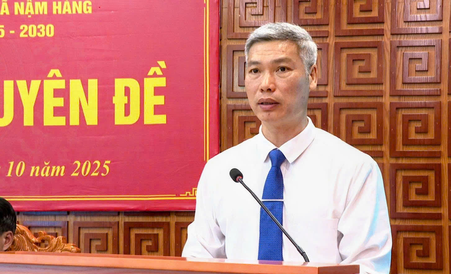 Đồng chí Hà Văn Sơn - Bí thư Đảng ủy, Chủ tịch HĐND xã phát biểu kết luận hội nghị. Đồng chí Hà Văn Sơn - Bí thư Đảng ủy, Chủ tịch HĐND xã phát biểu kết luận hội nghị.