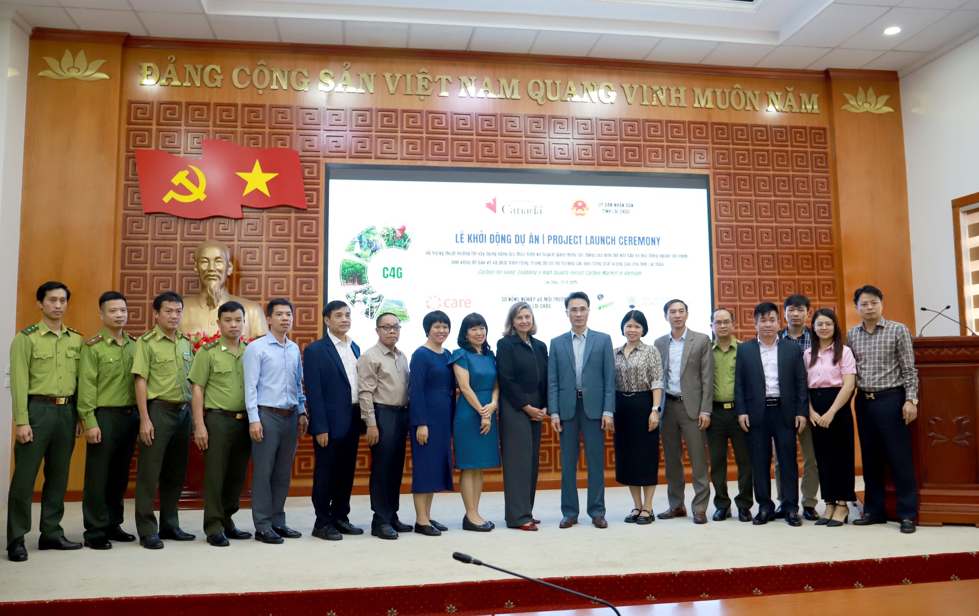 Các đại biểu chụp ảnh lưu niệm tại buổi lễ. Các đại biểu chụp ảnh lưu niệm tại buổi lễ.