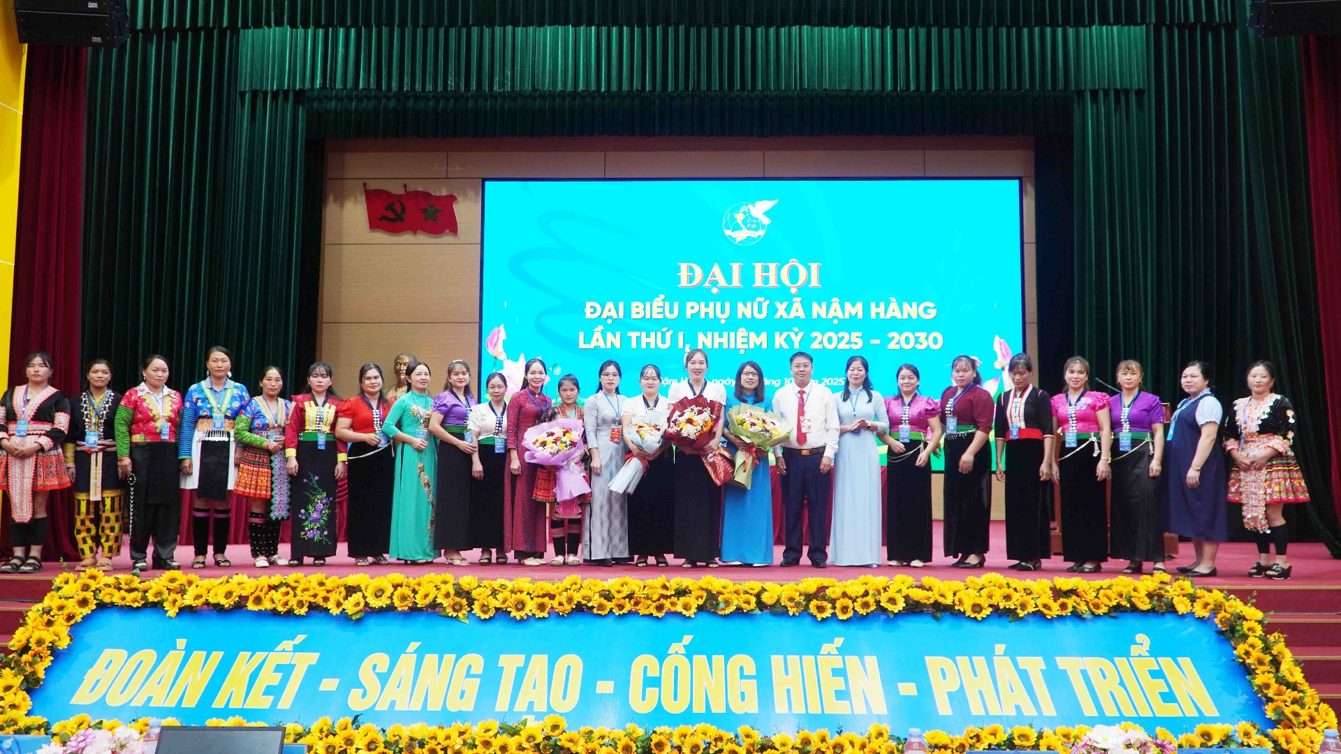 Ban chấp hành Hội LHPN xã Nậm Hàng khóa I, nhiệm kỳ 2025-2030 ra mắt đại hội.