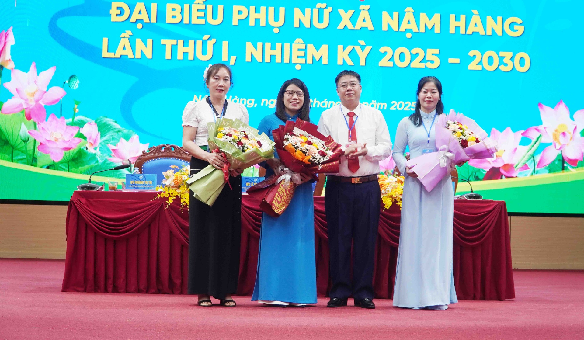 Đồng chí Vàng A Dơ – Phó bí thư Thường trực Đảng ủy xã tặng hoa chúc mừng đại hội.