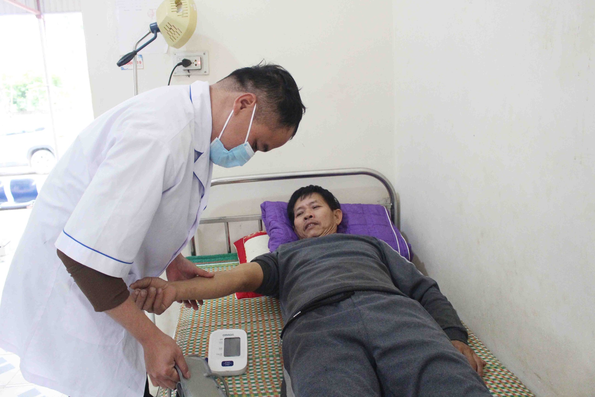 Người dân được chăm sóc tận tình, chu đáo khi đến khám, chữa bệnh tại Trạm y tế xã Nậm Hàng.