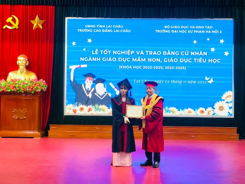 Lễ tốt nghiệp và trao bằng cử nhân ngành giáo dục mầm non, giáo dục tiểu học