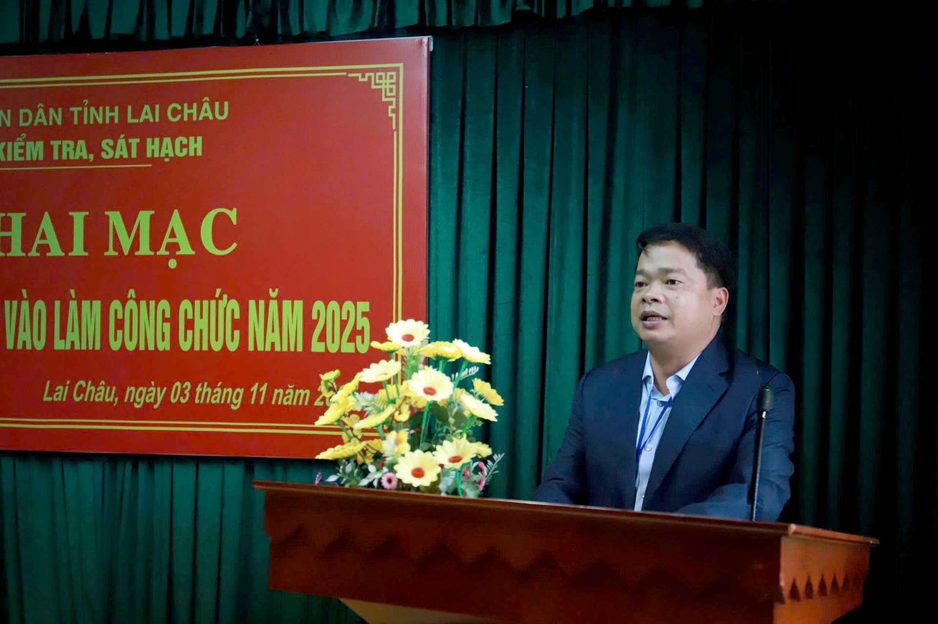 Đồng chí Trần Việt Thắng - Phó Giám đốc Sở Nội vụ phát biểu tại lễ khai mạc kỳ thi.