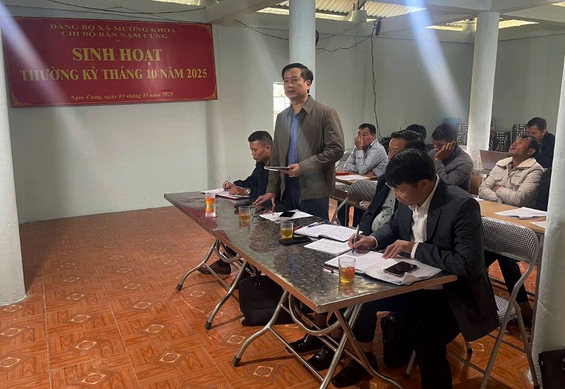 Chi bộ bản Nậm Cung: Sinh hoạt thường kỳ tháng 10/2025